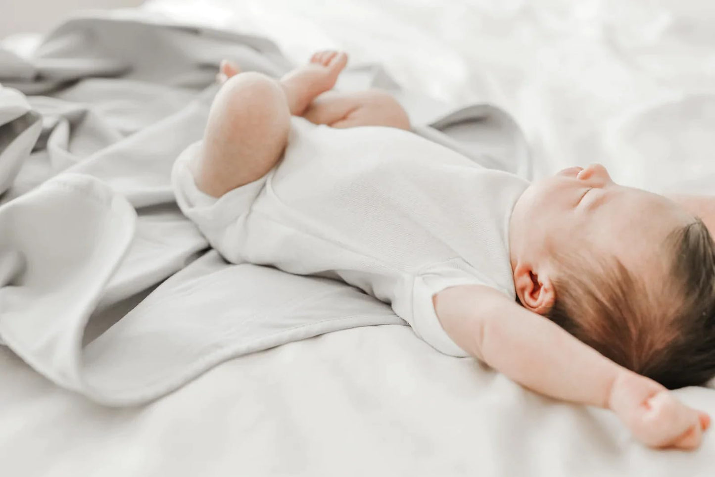 The Ollie Swaddle - Ayuda a reducir el reflejo de Moro (Startle) - Hecho de un material de diseño personalizado que absorbe la humedad (piedra)