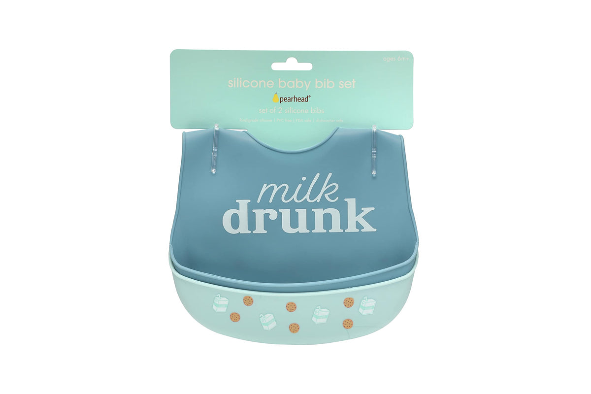 Pearhead - Juego de 2 baberos de silicona, un babero para bebé borracho con leche, un babero azul claro y galletas, accesorio de alimentación de bebé neutro para padres nuevos y futuros padres, 2