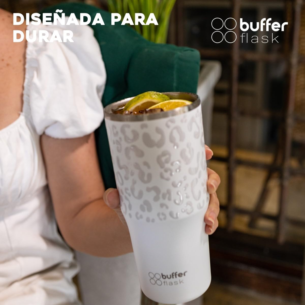Buffer Flask - Vaso Térmico 700 ml - Termo para Café y Agua de Acero Inoxidable - Tapa Anti Derrame y Fugas - Taza Tumbler Mug para Bebidas Frías y Calientes - Incluye Popote - Color Leopardo Blanco