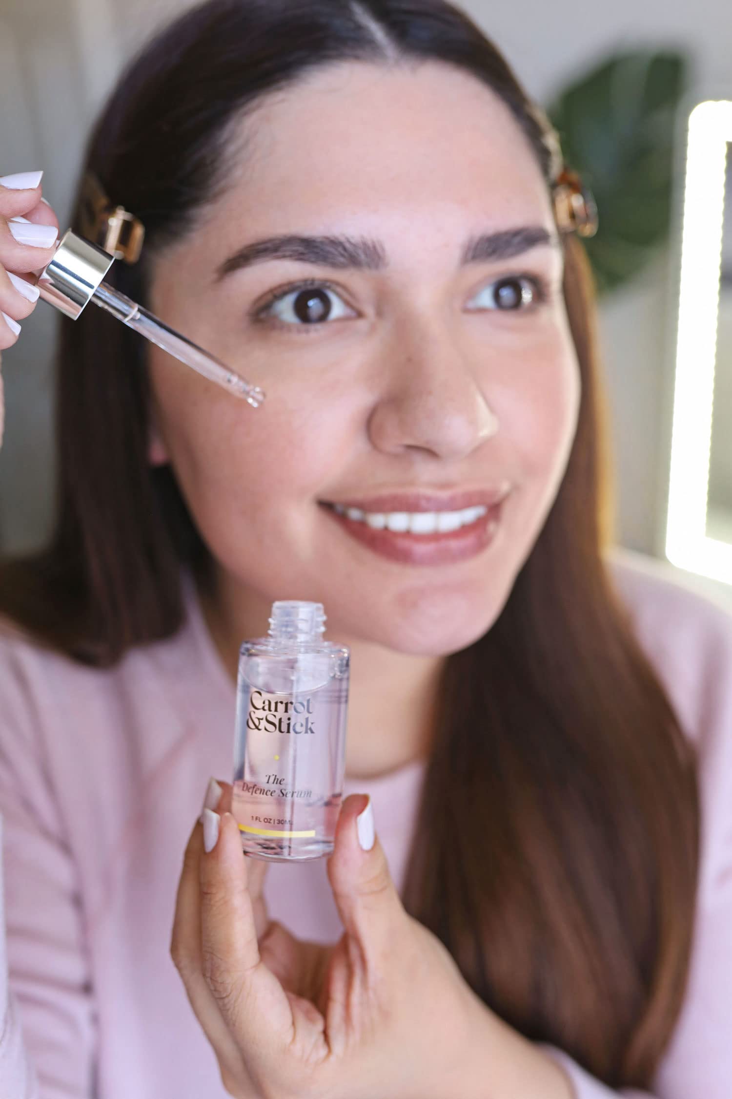 Carrot & Stick The Defense Anti Aging Serum combate las líneas finas y las arrugas, estimula el colágeno, belleza libre de crueldad animal, apto para todo tipo de piel, 1 onza líquida