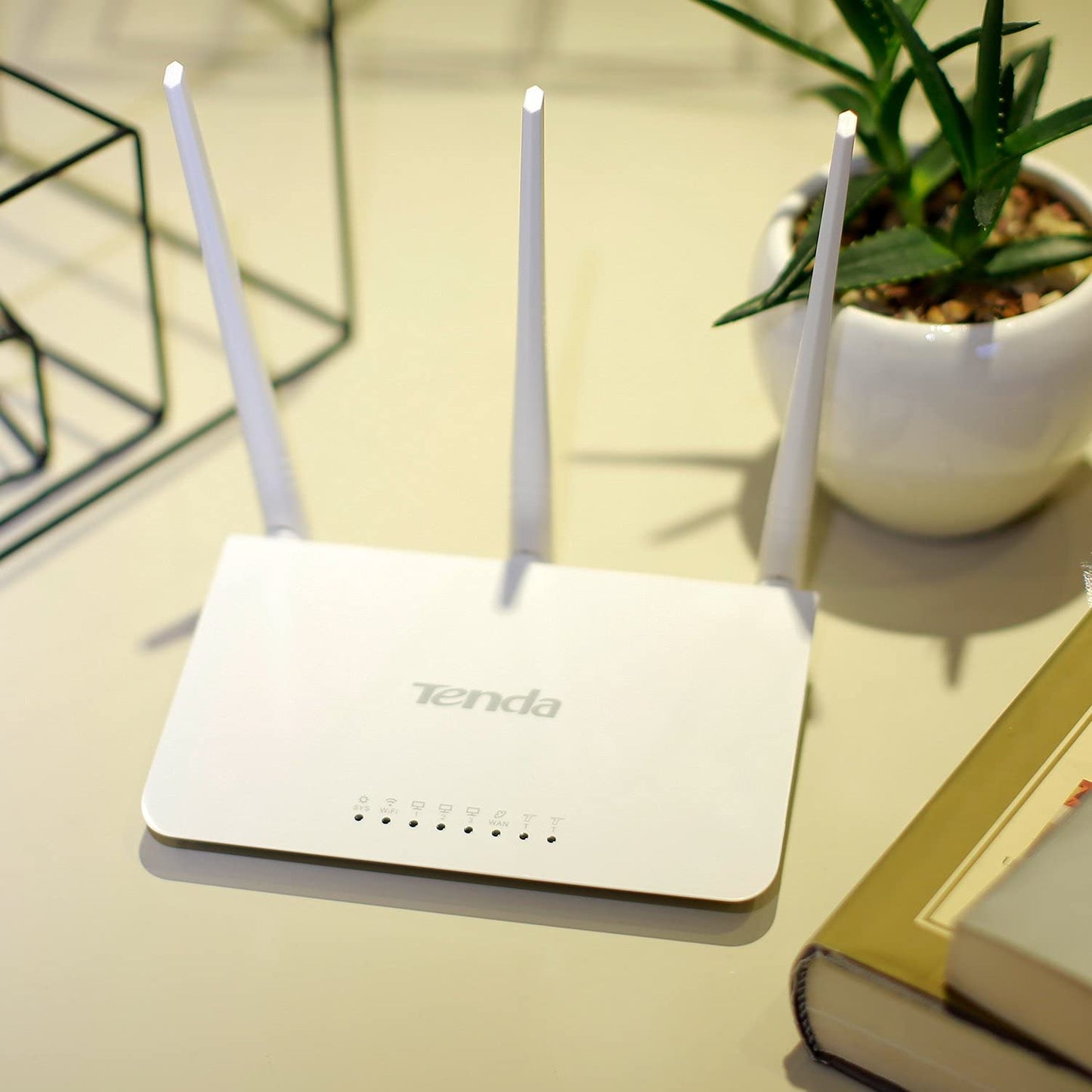 Tenda F3 N300 Router Inalámbrico WiFi, 3 Antenas de 5 dBi, 300 Mbps a 2.4 GHz, Chip Broadcom, Control Ancho de Banda, WPS, 1x Puerto WAN 10/100 Mbps 3 x Puertos LAN 10/100, Blanco