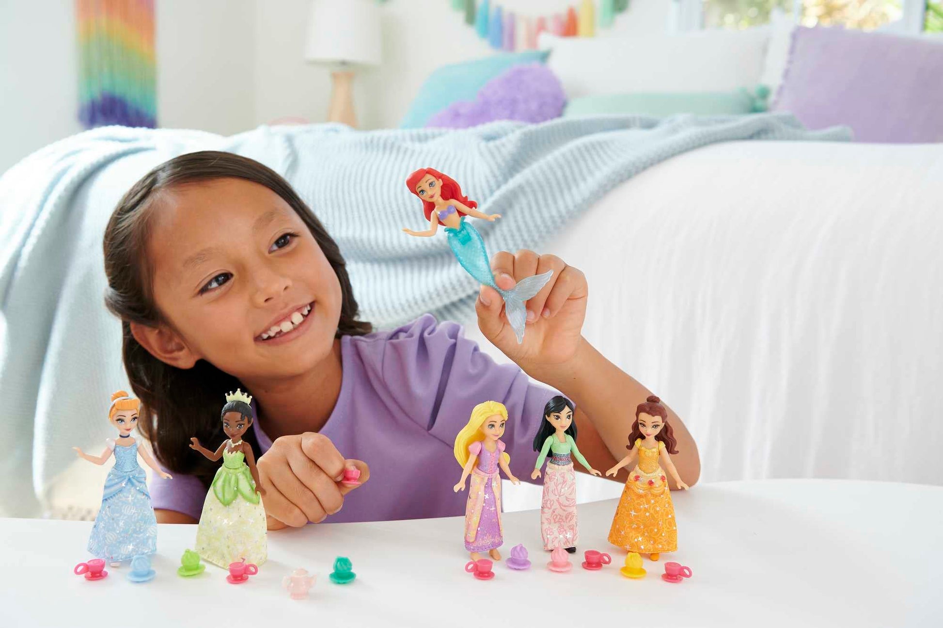 Juego de Fiesta Mattel Disney Princess en Ropa Brillante con 6 Muñecas y 13 Accesorios para el Té