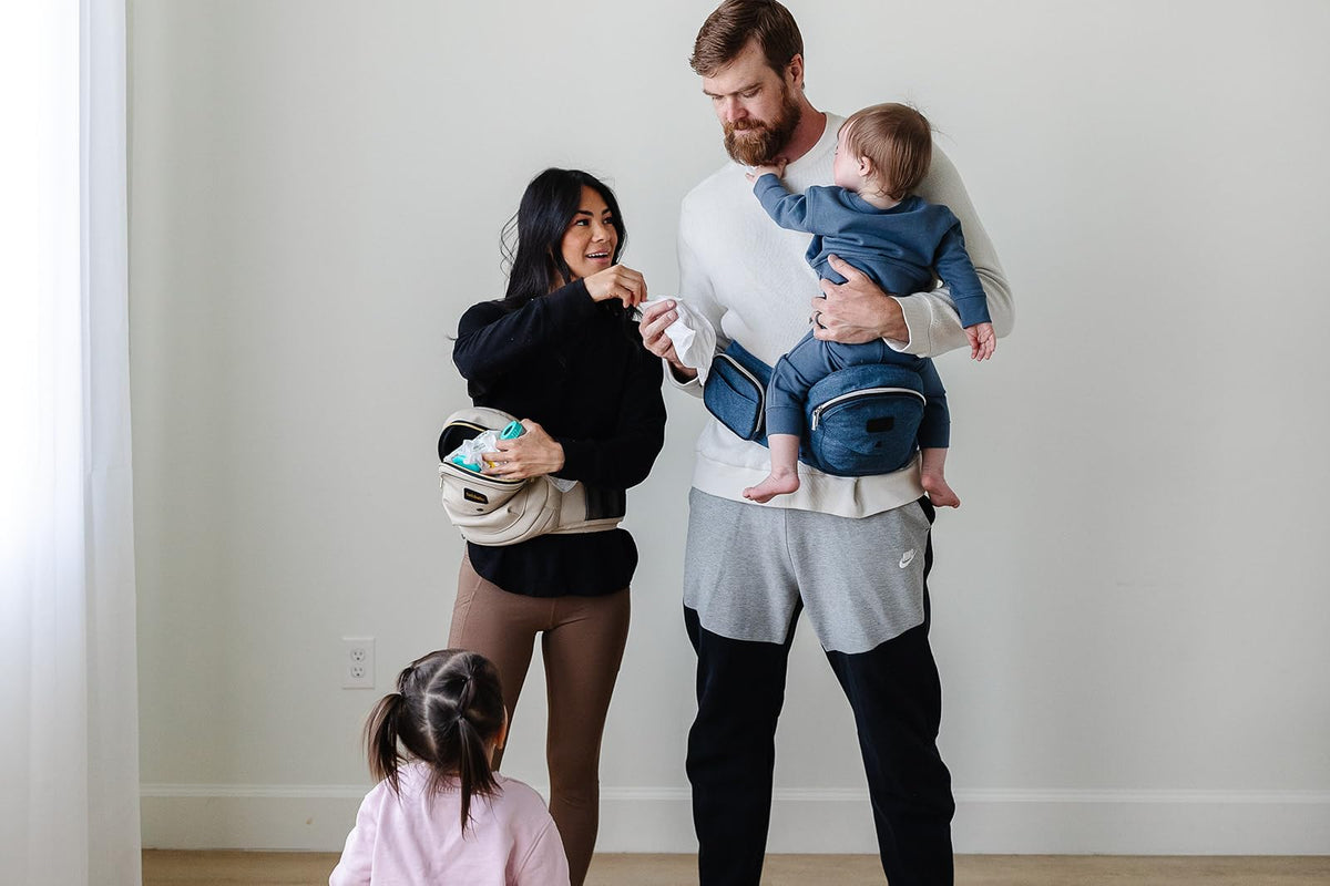 Tushbaby™ Cangurera Ergonómica para Bebé con Soporte de Cadera, 0-36 Meses, Hasta 20.5 kg, Piel Vegana (Crema)
