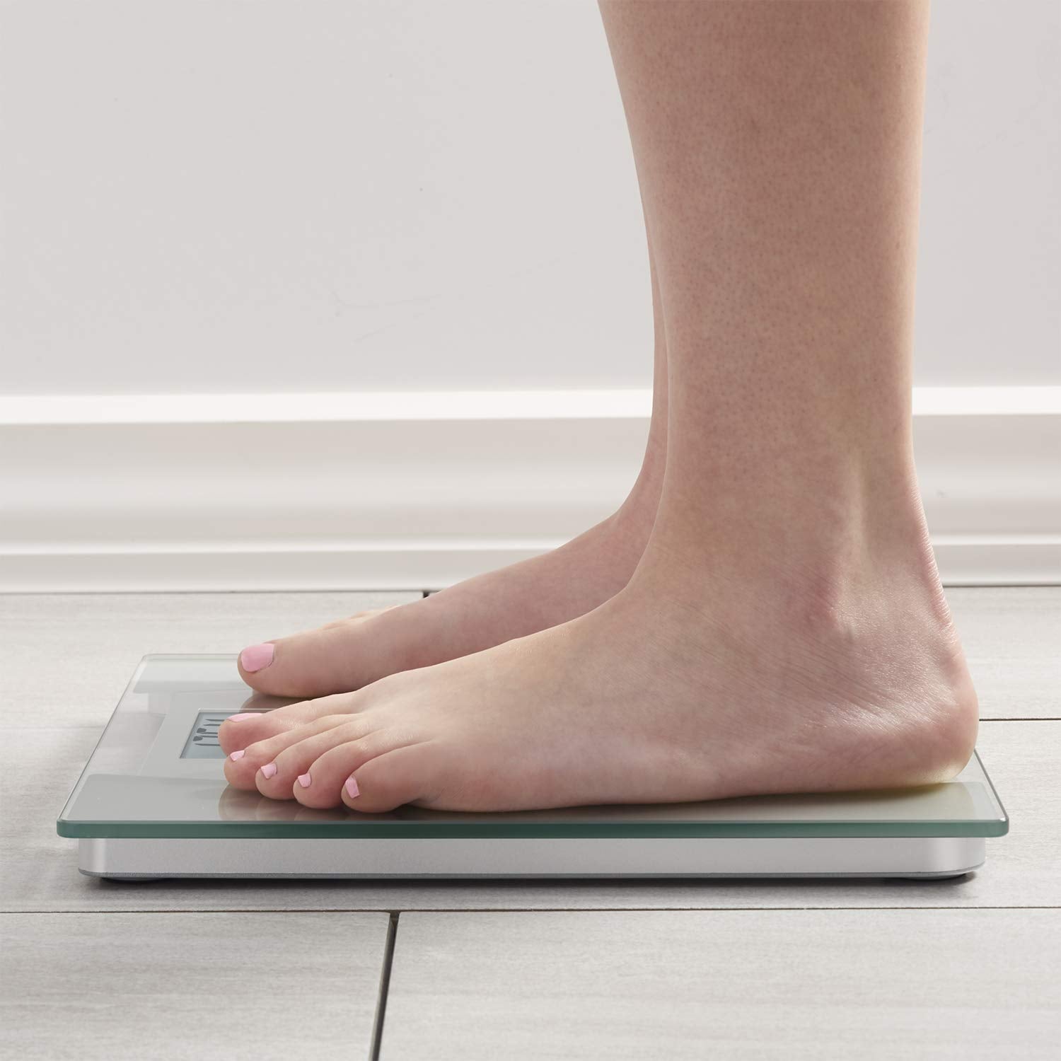InstaTrack Báscula digital de baño para peso corporal, capacidad de hasta 400 libras, medidas de alta precisión, baterías incluidas, plata