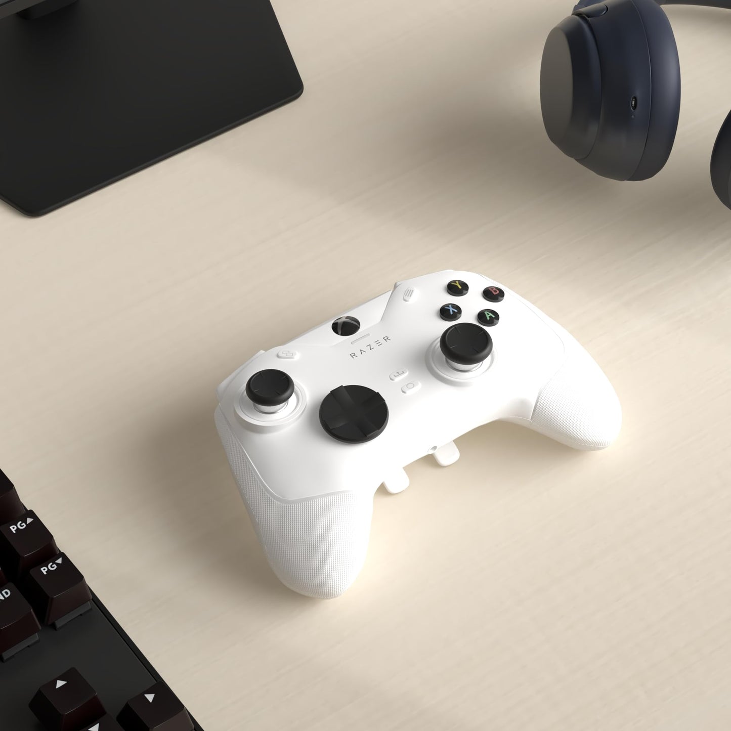 Controlador Gaming Profesional Razer Wolverine V2 Chroma Blanco con Iluminación RGB y Botones Remapeables para Xbox Series X|S, Xbox One, PC
