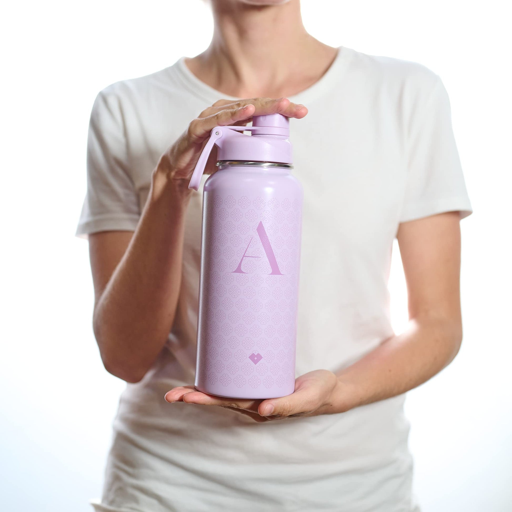 LuckyLy Termo de Acero Inoxidable con Iniciales 1 Litro, Doble Aislamiento Térmico y Tapa Hermética Antigoteo, Botella de Agua Motivacional ideal como Regalos para Mujer y Mamá – Modelo Terry, Letra R