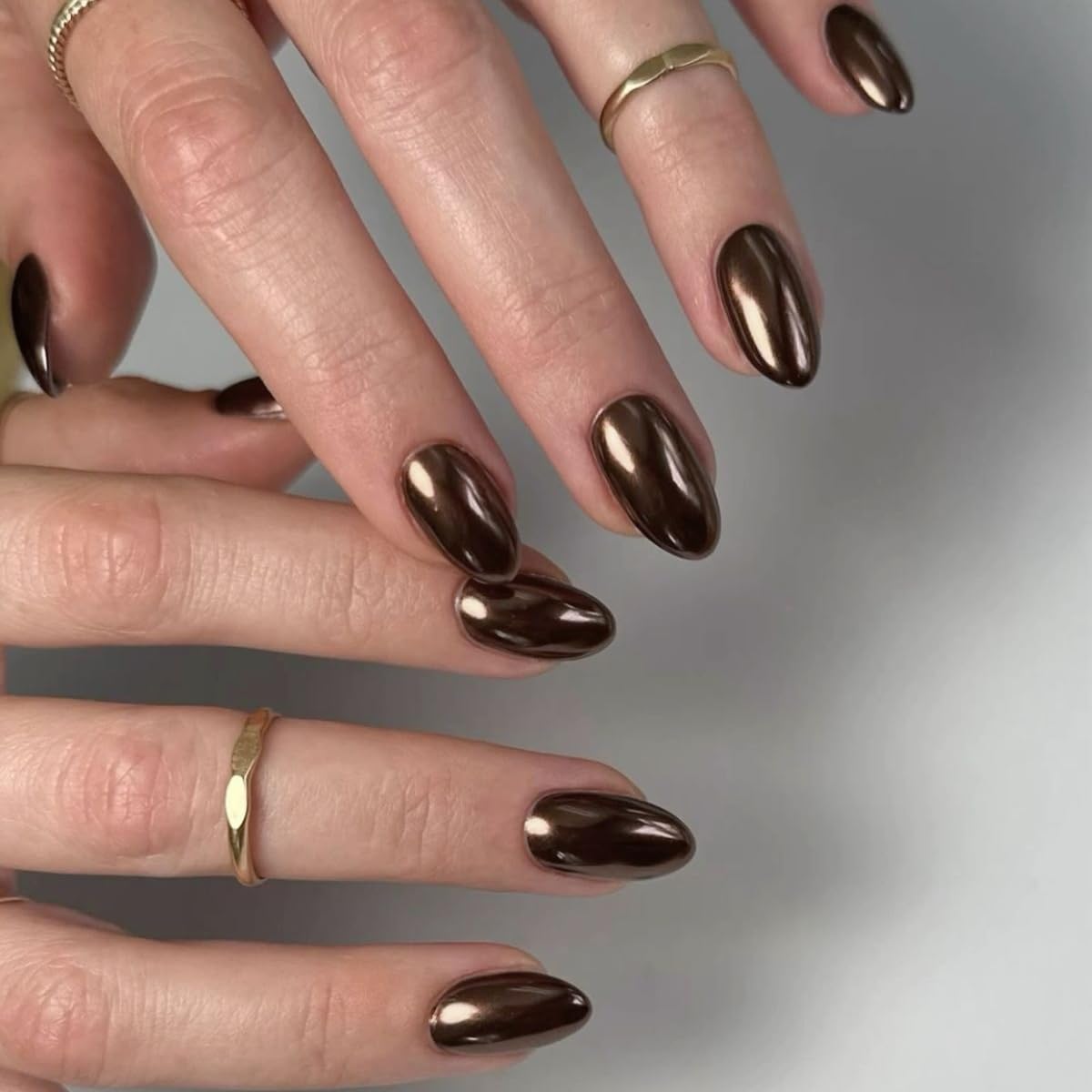 SXVME Uñas postizas cromadas ovaladas cortas, uñas postizas marrón oscuro cortas y redondas, uñas postizas con purpurina esmaltada y diseño de espejo, uñas postizas cromadas holográficas brillantes pa