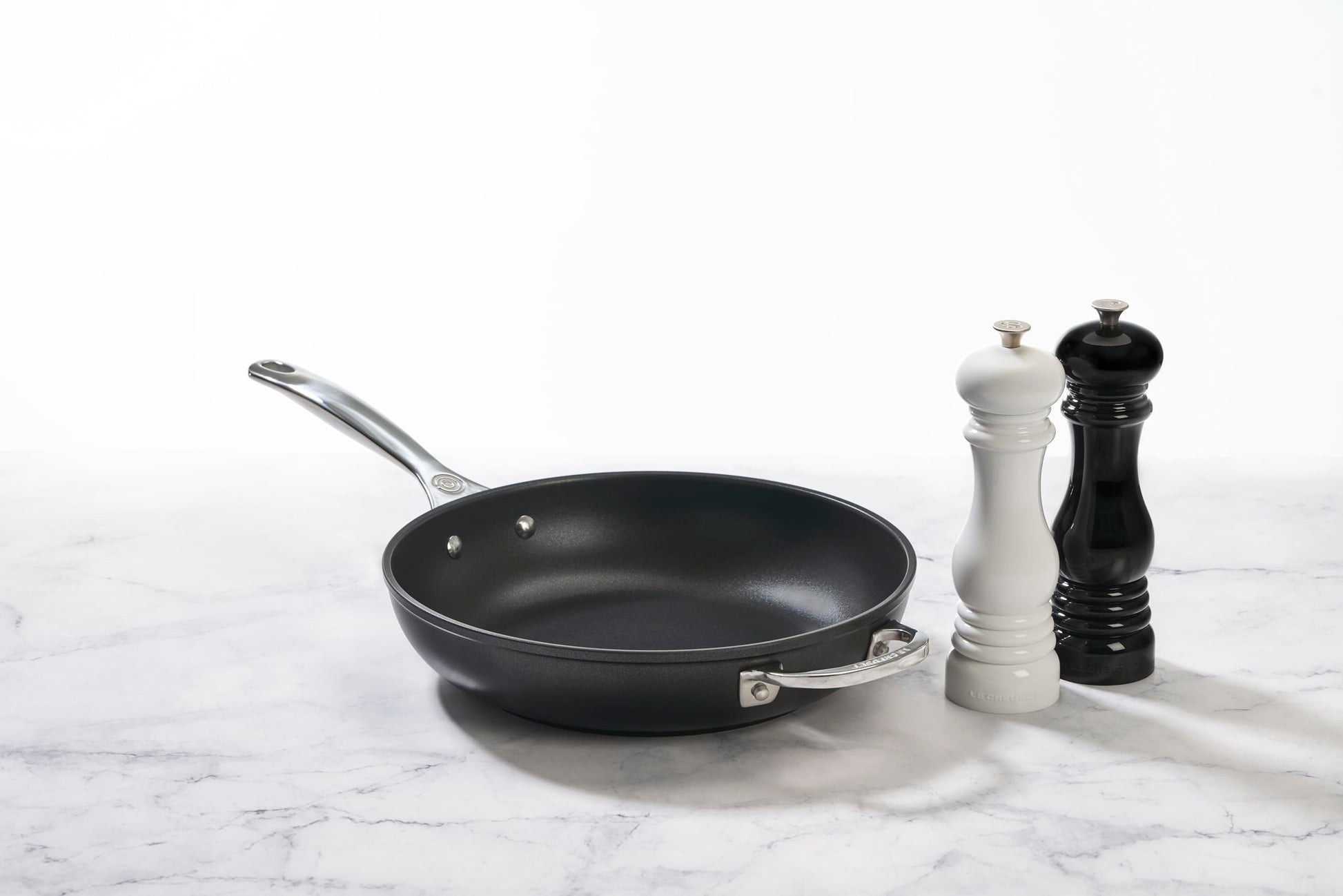 Le Creuset - Juego de molino de sal y pimienta, 8 x 5 1/2 pulgadas cada uno, blanco y negro