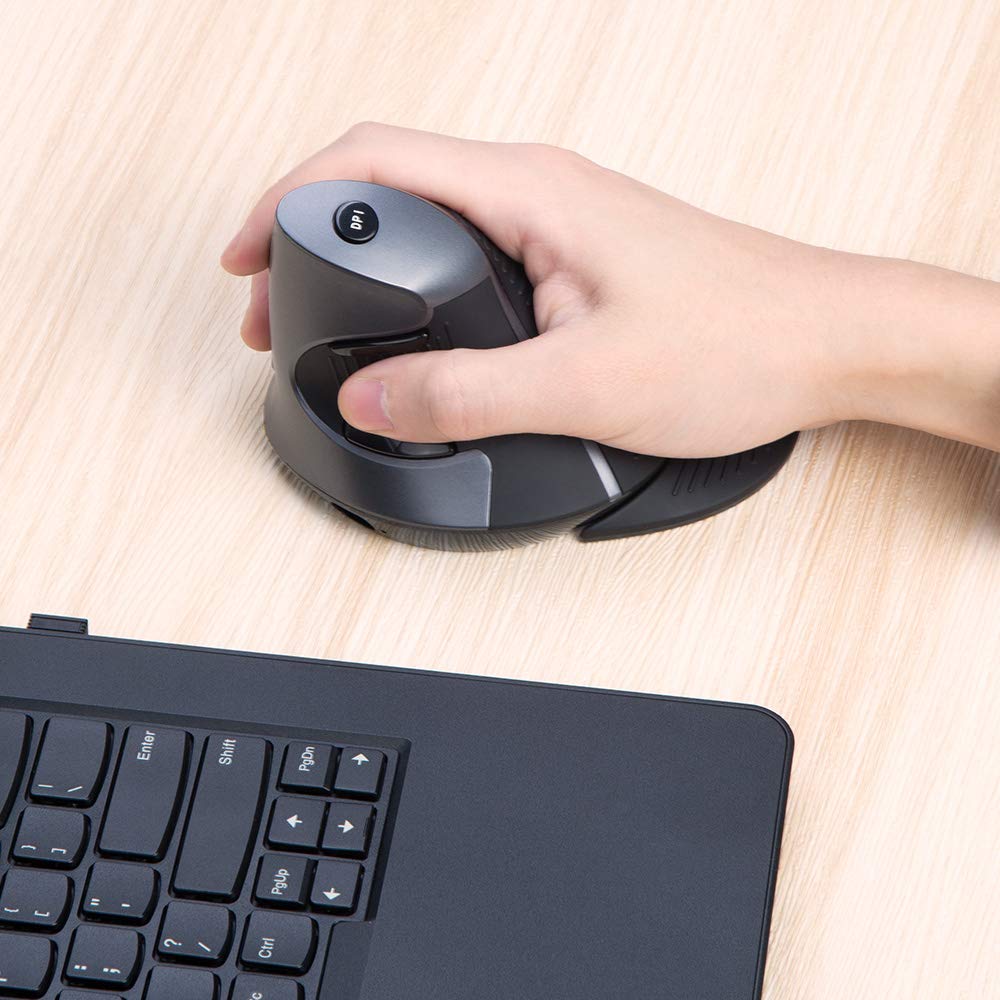 DELUX Mouse ergonómico inalámbrico recargable, Mouse vertical con Bluetooth, mouse optico con 1600 DPI para reducir el dolor de mano y muñeca, 2.4GHz con receptor USB y Bluetooth, 6 botones y reposamanos extraíble (M618G DB-Negro)