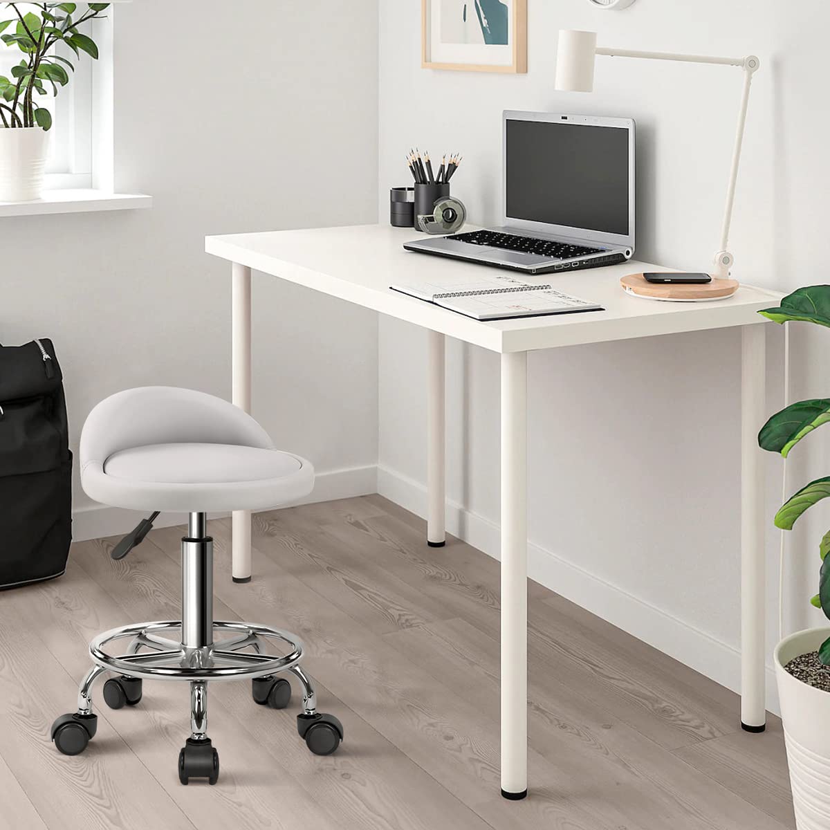 KKTONER Taburete de Cuero Artificial con Respaldo Giratorio Bancos con Ruedas de Altura Ajustable con Ruedas para Pintar Tatuaje Masaje SPA Tienda Taburete de Trabajo con Pedal(Blanco)