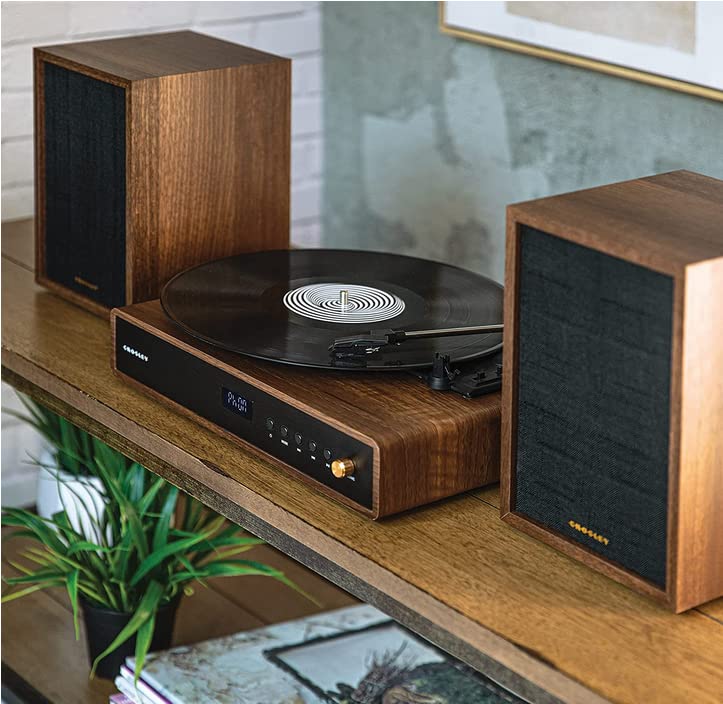 Crosley CR7019A-WA Sistema de Estante Giratorio Alto de 3 velocidades con Bluetooth, Radio FM y Altavoces estéreo a Juego, Nogal