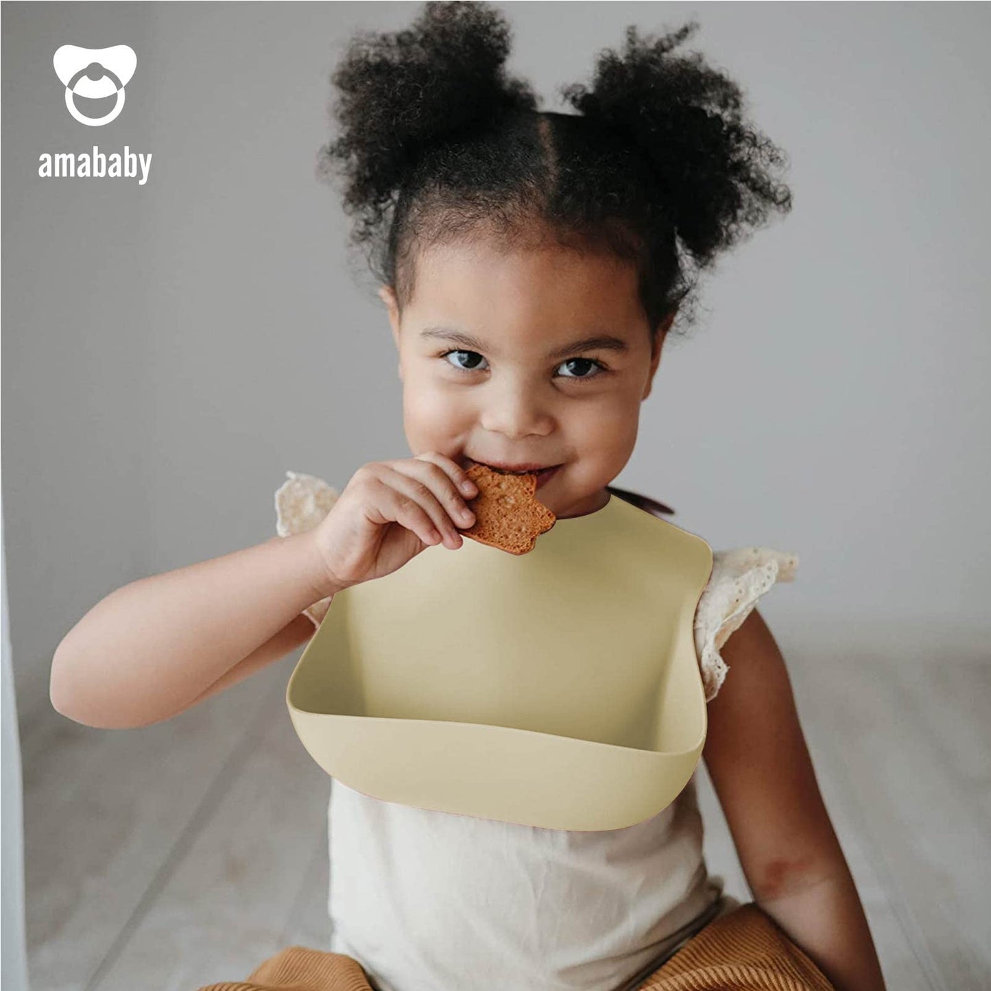 AMABABY - Babero de Silicón para Bebé - Evita Manchas y Suciedad - Edad: +6 meses - Silicona de Grado 100% Alimenticio - Collar Ajustable para tu Bebé - Waterproof Baby Bib (Beiges)