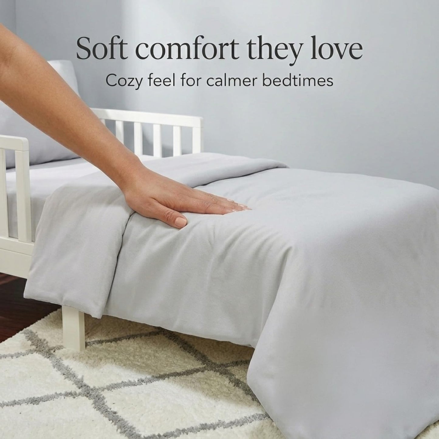 EVERYDAY KIDS - Juego de ropa de cama de 4 piezas para niños pequeños, incluye edredón, sábana encimera, sábana bajera y funda de almohada, color gris liso