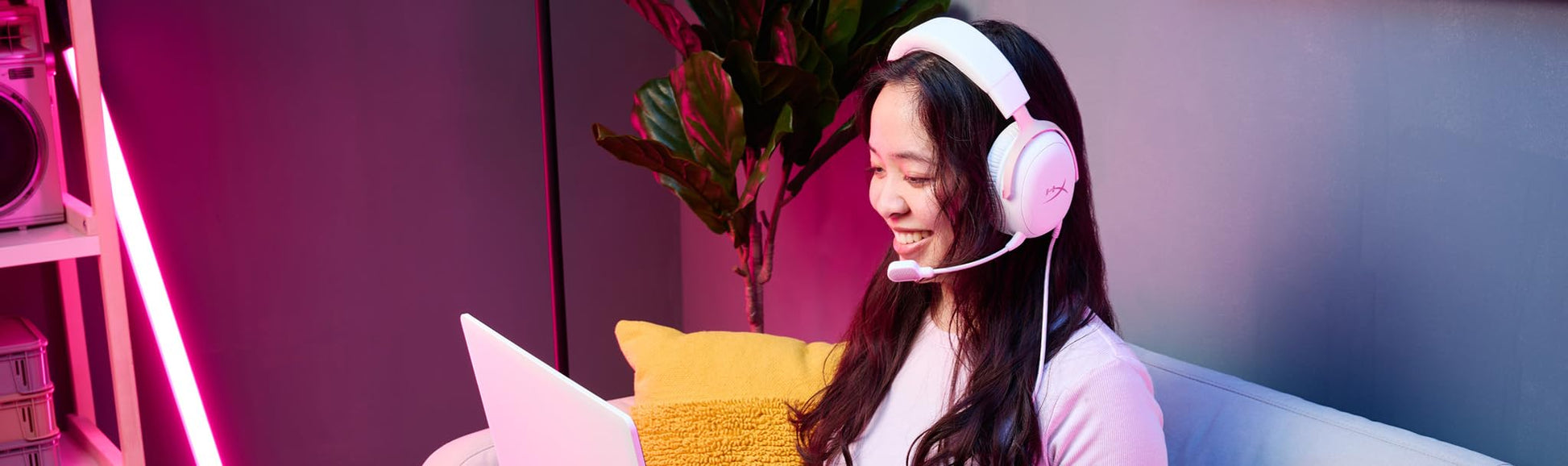 HyperX Audífonos Cloud III – con Cable, PC, PS5, Xbox Series X|S, Memory Foam, Ultra-Clear 10mm Mic, USB-C, USB-A, 3.5mm, Blanco/Rosa