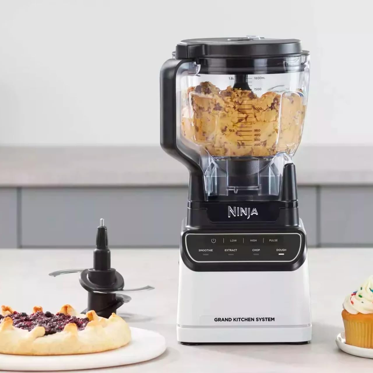 Licuadora Ninja Grand Kitchen System de 1,200 Watts, Licuadora con 4 programas Auto-iQ 72onz con Boquilla de Vertido, Tazón Procesador de Alimentos, Cuchillas Intercambiables. Blanco KS500WM-NEGRO