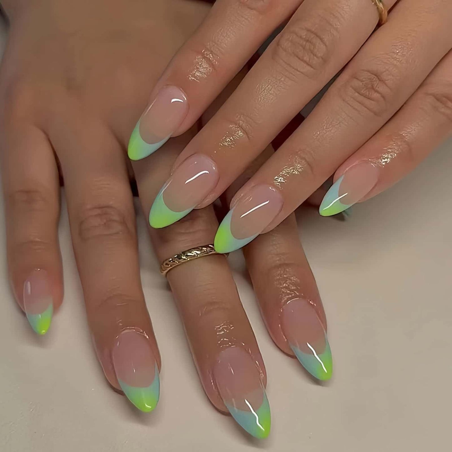 CLYHLTMZ 24 uñas postizas francesas cortas con forma de almendra, uñas acrílicas estilo nude, brillantes y adhesivas, para mujer, kit de 12 tamaños.