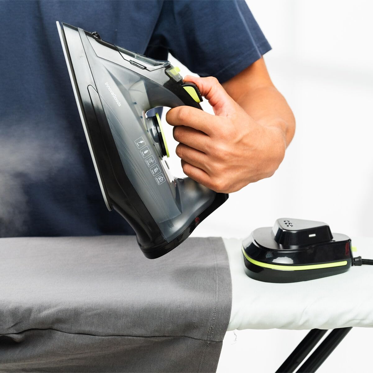 InnovaGoods - Plancha ropa, Plancha vapor 2400W, doble orientación Horizontal/vertical 320ml, Plancha vertical vapor sin cables, incluye base de carga, centro de planchado para todo tipo de tejidos.