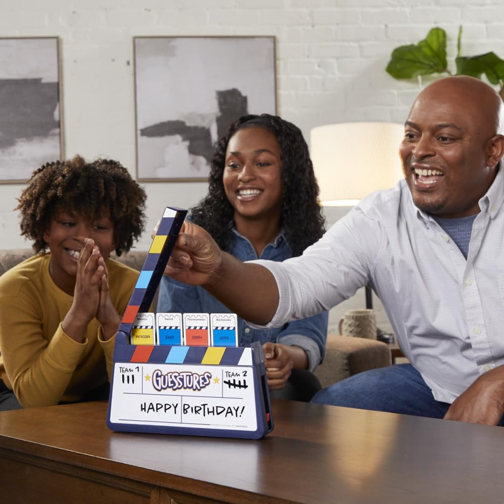 Hasbro Gaming Juego Gestos, él divertidísimo y rápido Juego de mímica, Juego de charadas para Fiestas Familiares para 4 o más Jugadores, Incluye claqueta y Tarjetas Personalizables.