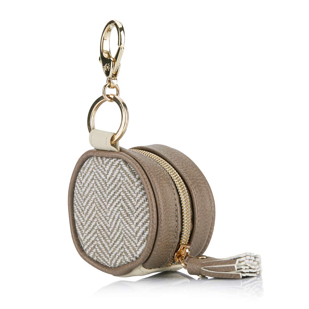 Itzy Ritzy - Funda para chupete con clip, incluye cierre para fijar fácilmente a una bolsa de pañales o bolso, mide 2.5 pulgadas de diámetro y tiene capacidad para 2 chupetes (vainilla latte)