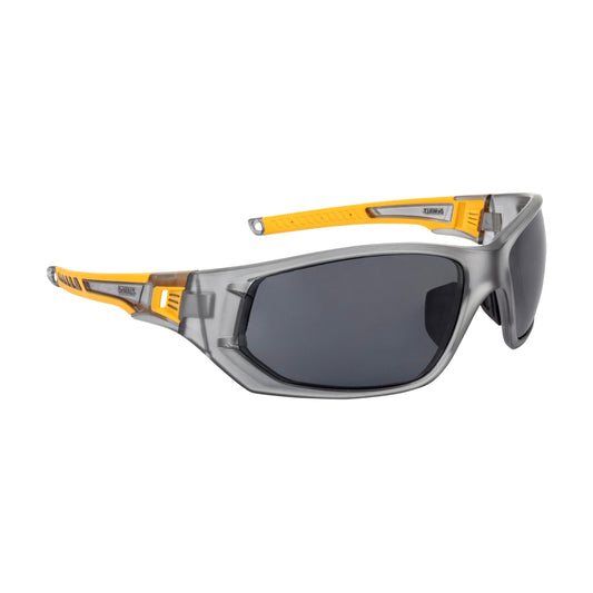 DEWALT DPG112-2D Miter™ anteojos de seguridad antideslizantes con ventilación premium – Lente ahumada – Marco y lentes ventilados – Patillas de goma y pieza nasal – 1 par