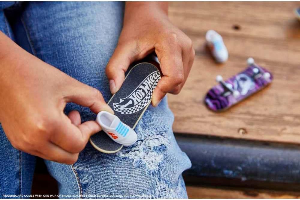Hot Wheels Skate Vehículo de Juguete Patineta A Lil' Batty™ con Tenis para niños de 5 años en adelante