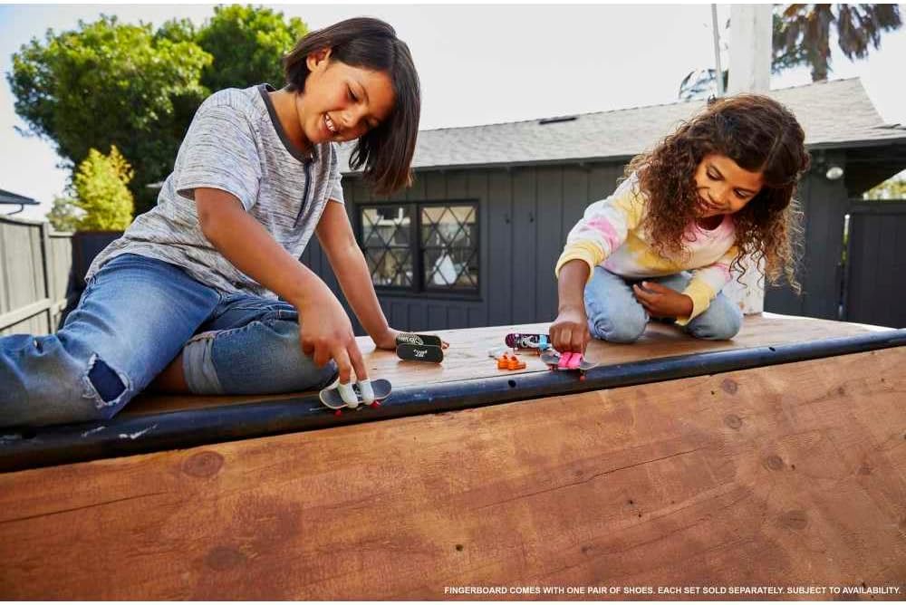 Hot Wheels Skate Vehículo de Juguete Patineta A Lil' Batty™ con Tenis para niños de 5 años en adelante