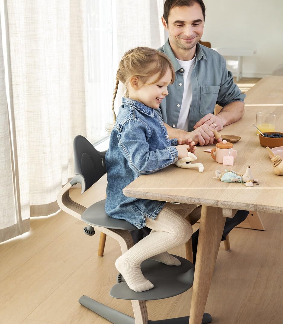 Silla Stokke Nomi, La silla que inspira a sentarse de forma activa - Sin herramientas, ajuste fácil - Incluye un reposapiés estable y ruedas antivuelco - Soporta hasta 150 kg (Gris)