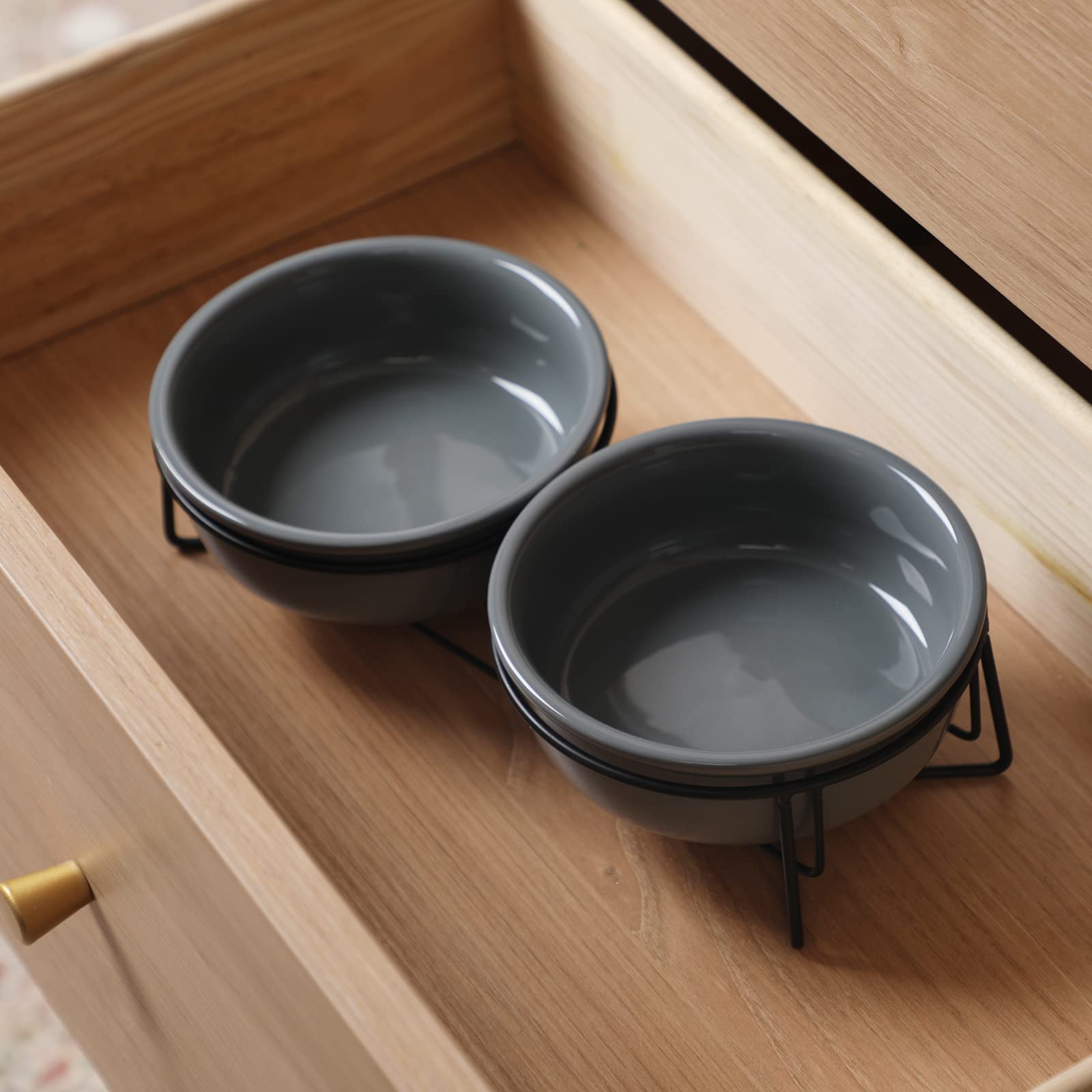 GDCZ Ceramics - Cuencos para Perros pequeños con Soporte de Metal Elevado para Comida de Mascotas y Platos de Agua, 15 onzas (Gris)