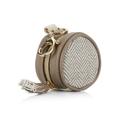 Itzy Ritzy - Funda para chupete con clip, incluye cierre para fijar fácilmente a una bolsa de pañales o bolso, mide 2.5 pulgadas de diámetro y tiene capacidad para 2 chupetes (vainilla latte)