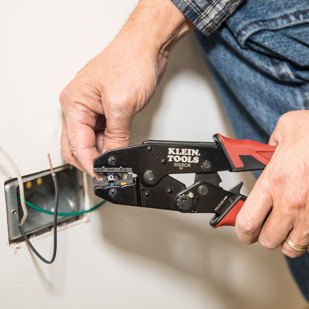 KLEIN TOOLS 3005CR | Pinza Ponchadora con Aislamiento | Ponchado Preciso y Seguro | Diseño Ergonómico y Ajustable | Ponchadora | Terminales eléctricas | 10-22 AWG | Tres Cavidades y Matraca Integrada