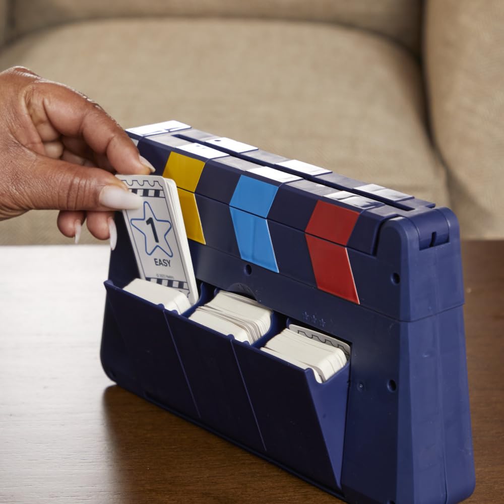 Hasbro Gaming Juego Gestos, él divertidísimo y rápido Juego de mímica, Juego de charadas para Fiestas Familiares para 4 o más Jugadores, Incluye claqueta y Tarjetas Personalizables.