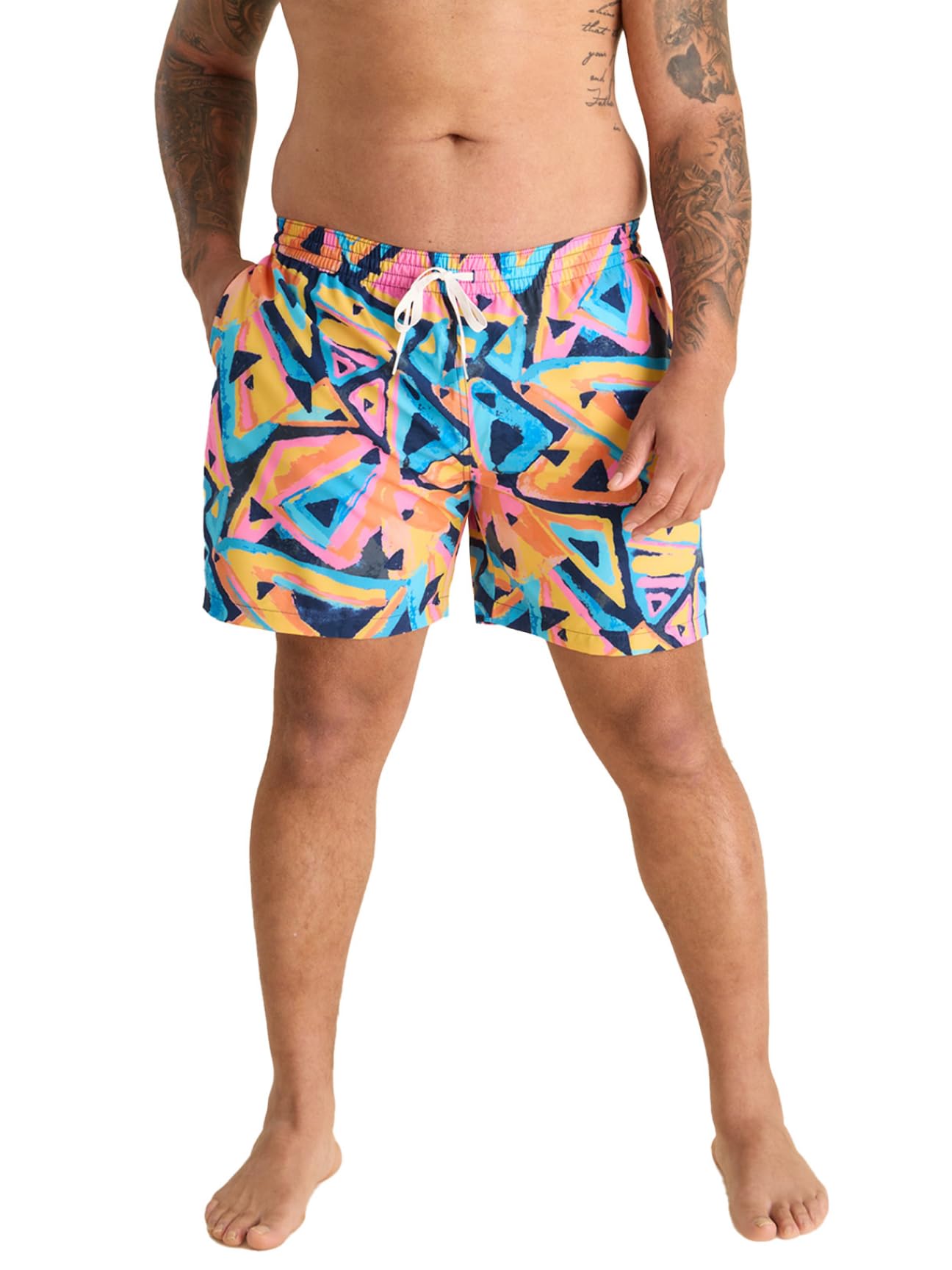 Chubbies Bañadores para hombre – Bañadores para hombre con elasticidad en 4 direcciones, pantalones cortos de playa de 5.5” con cintura elástica, cordón ajustable, forro de malla, UPF 50+ (Nachos expl
