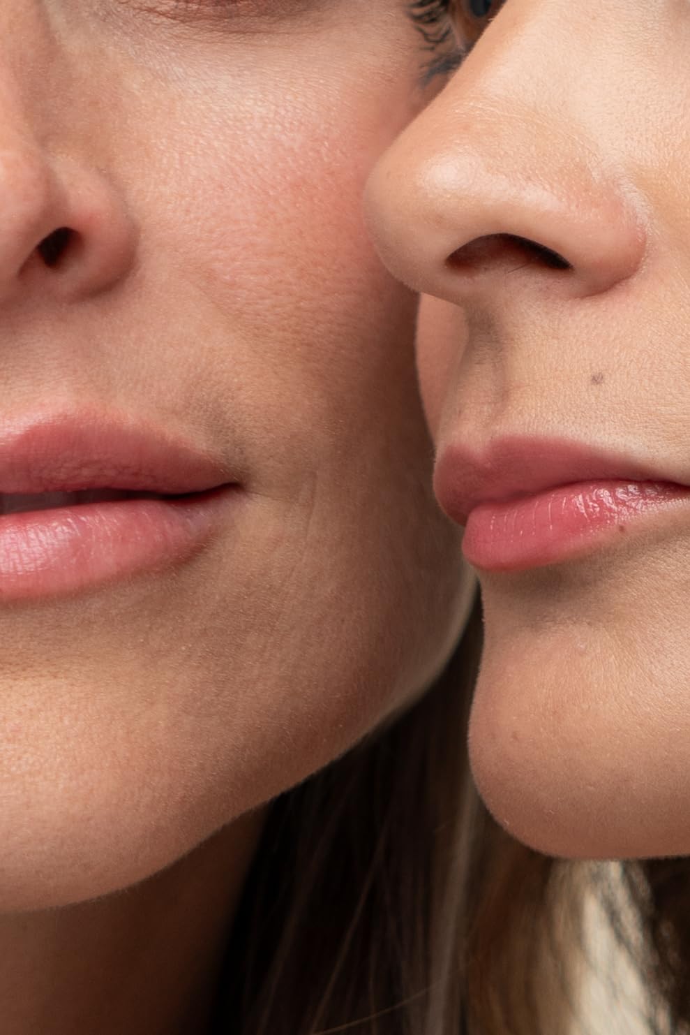 AVOROOTS PACK CON 2 BÁLSAMOS LABIALES. NEUTRO Y CON COLOR. CON ACEITE DE AGUACATE, ACEITE DE COCO, MANTECA DE KARITÉ. BRINDA HIDRATACIÓN, SUAVIDAD, BRILLO Y UN TOQUE DE COLOR.