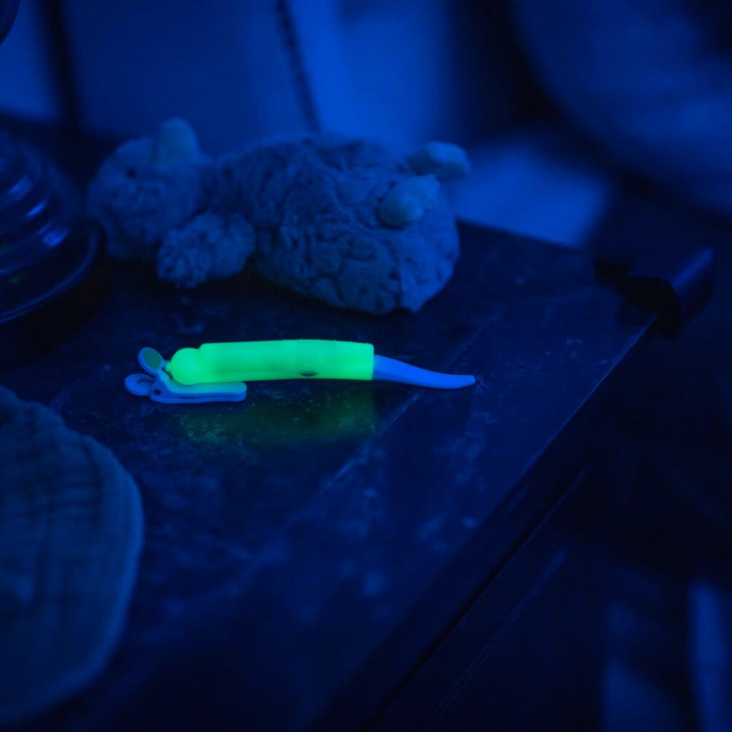 LatchLight - Luz nocturna para bebé portátil para lactancia materna y alimentación con biberón, brillo ámbar regulable, amigable con la melatonina, brilla en la oscuridad para una fácil ubicación