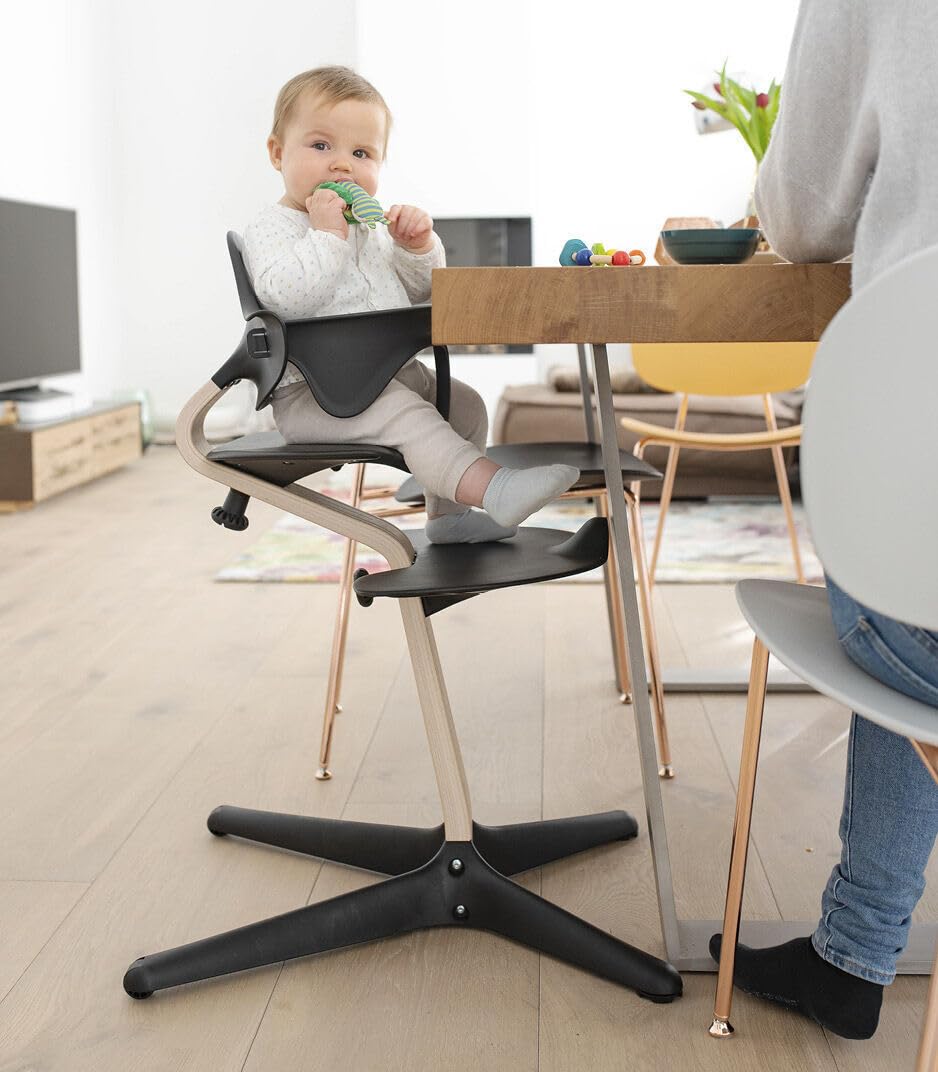 Silla Stokke Nomi, La silla que inspira a sentarse de forma activa - Sin herramientas, ajuste fácil - Incluye un reposapiés estable y ruedas antivuelco - Soporta hasta 150 kg (Negro/Natural)