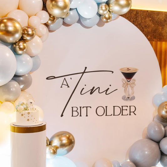Calcomanía A Tini Bit Older – Decoración de fiesta temática de Martini, despedida de soltera, despedida de soltera, pegatina de moda para arco de globos, telón de fondo... (calcomanía Tiny)