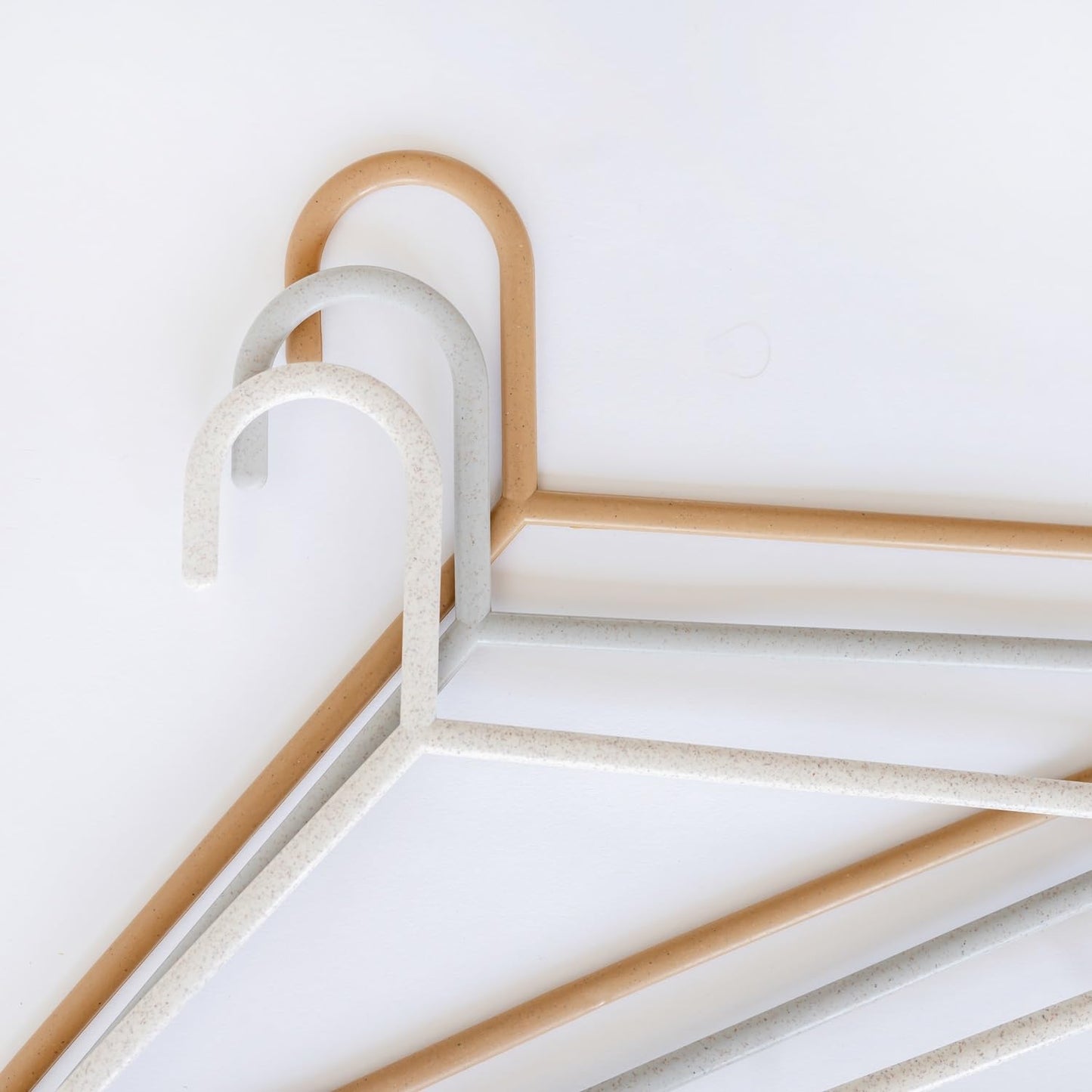 Paquete de 30 perchas de paja de trigo para bebé, paquete de 30 – Organización ecológica para clóset infantil – Almacenamiento duradero de ropa para niños de recién nacido a 5T – surtido moteado