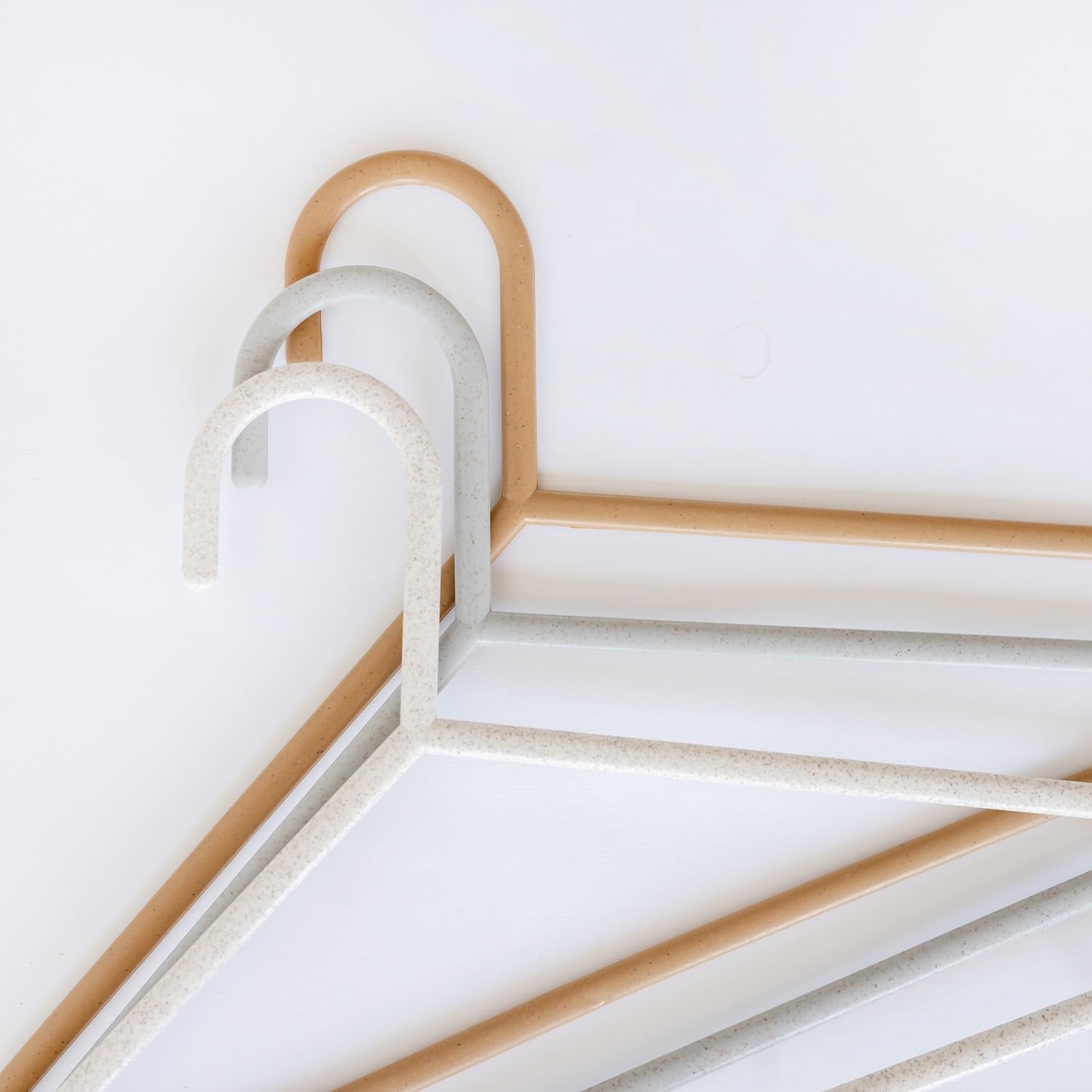Paquete de 30 perchas de paja de trigo para bebé, paquete de 30 – Organización ecológica para clóset infantil – Almacenamiento duradero de ropa para niños de recién nacido a 5T – surtido moteado