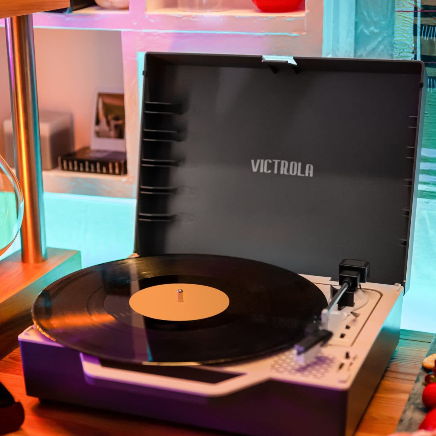 Tocadiscos Portátil Victrola Gris con Bluetooth y Radiador de Graves Integrado