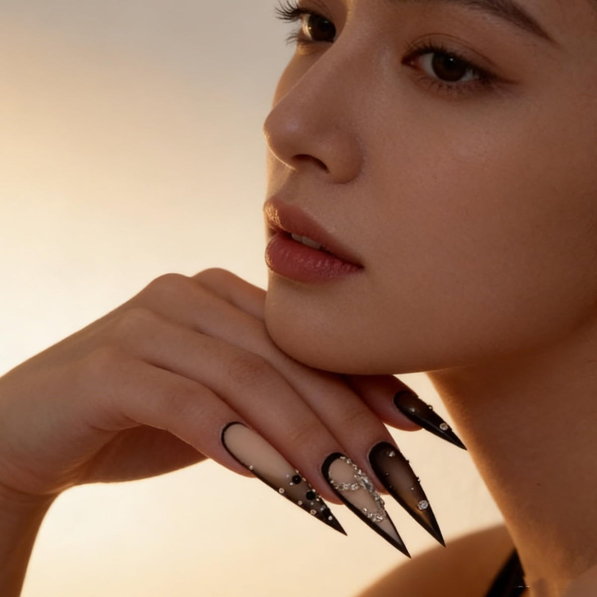 AHDSGJH 24 uñas postizas góticas con punta de aguja larga y diseño de diamantes de imitación negros degradados, de larga duración, cobertura total, pegamento brillante, decoración artística para mujer