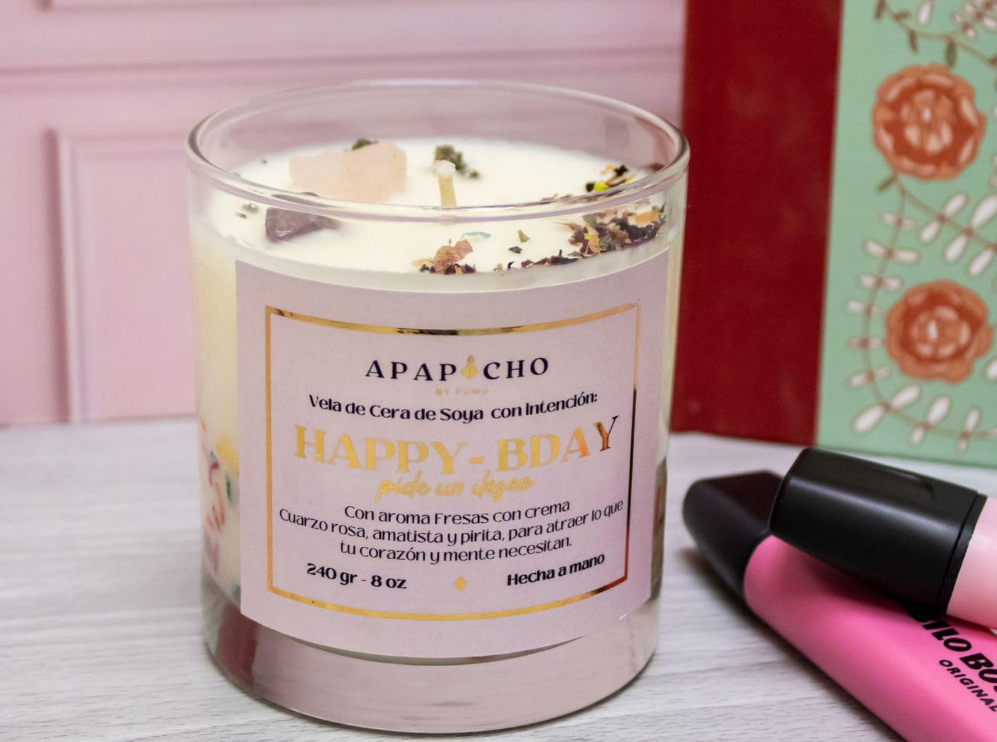 Fuwu, velas aromaticas relajantes Happy Birthday de cera de soya con cuarzos naturales, velas decorativas hechas a mano con hierbas, aromatizantes para hogar, regalos de cumpleaños (Fresas con crema)