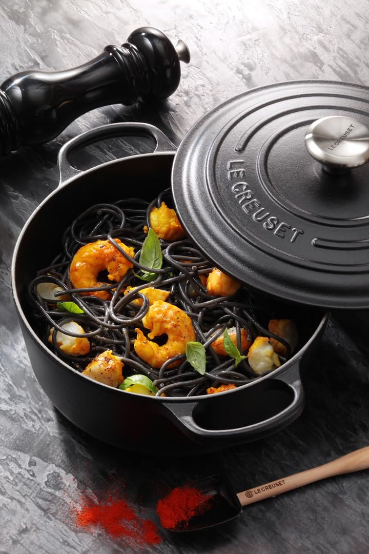 Le Creuset Horno holandés redondo de hierro fundido esmaltado, 7.25 cuartos de galón, regaliz