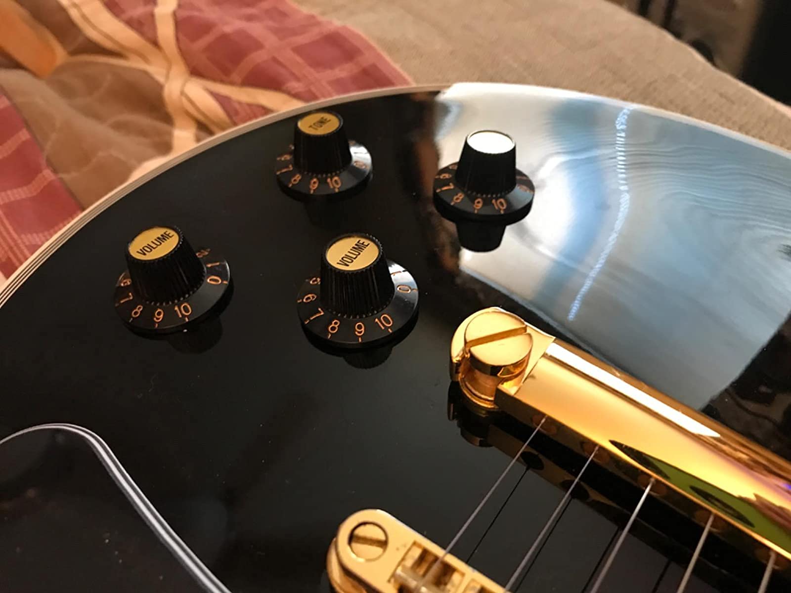 Dopro - Perillas de sombrero de bruja para guitarra métrica LP, color negro con tapa dorada, 4 unidades, para SG Epi Les Paul