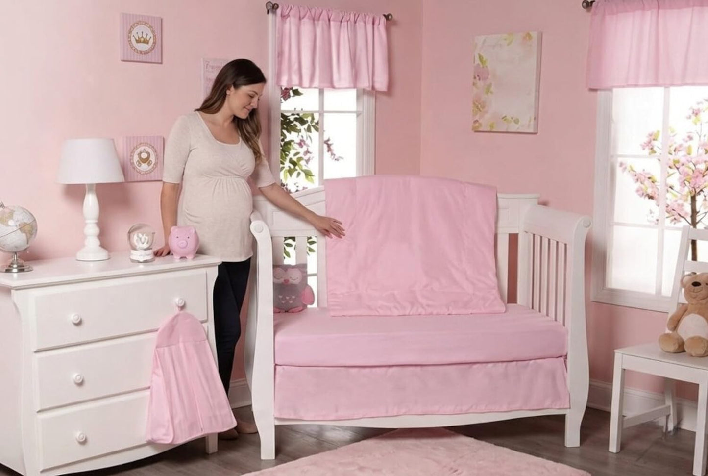 EVERYDAY KIDS Juego de ropa de cama para cuna de 4 piezas para niñas, incluye edredón de cama de bebé, sábana bajera, volantes y apilador de pañales, juego de cama para guardería, juego de cama para cuna de bebé en color rosa