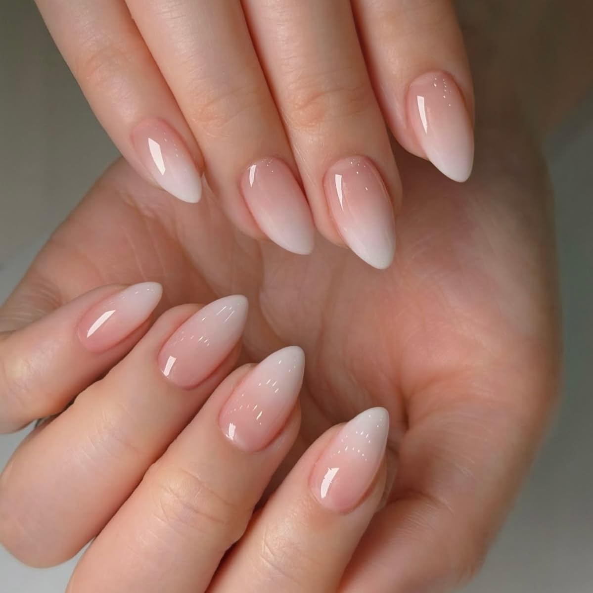 SXVME Uñas postizas cortas almendradas Ombre Press on Nails, uñas postizas cortas degradadas blancas y rosas Press ons, calidad de salón, uñas postizas acrílicas gruesas hechas a mano de