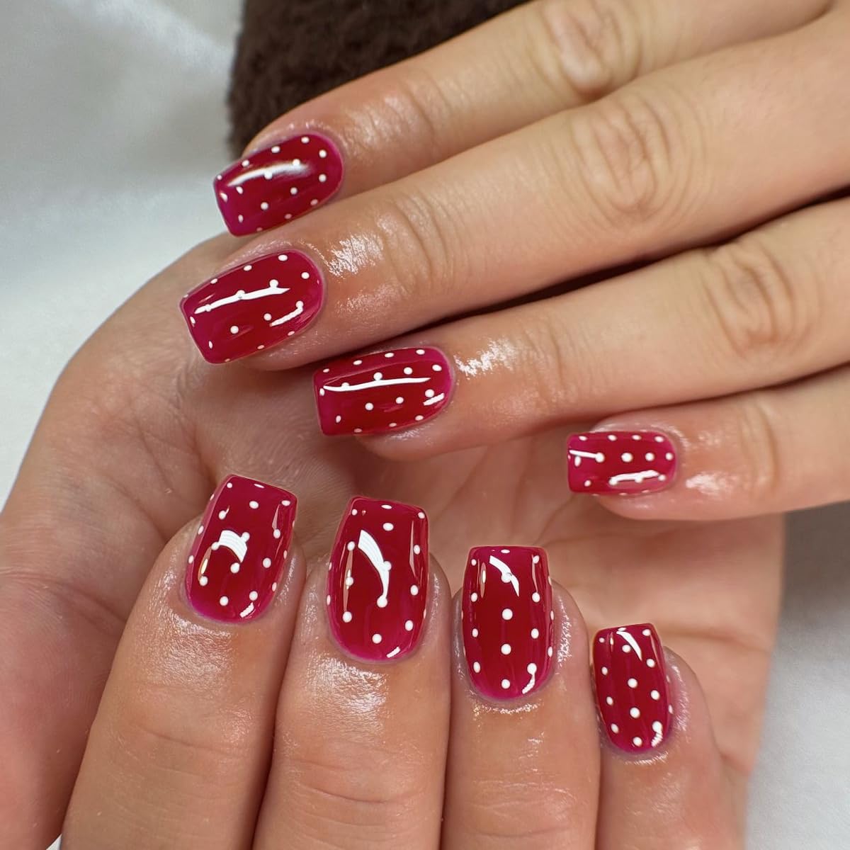 SXVME Uñas postizas de lunares cuadradas medianas, uñas postizas cuadradas en rojo claro, uñas postizas con diseños, lindas uñas postizas de lunares, uñas de gel suave brillante reutilizables para muj