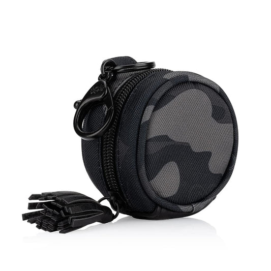 Itzy Ritzy Chelsea + Cole - Funda para chupete con clip, incluye cierre, mide 2.5 pulgadas de diámetro y tiene capacidad para 2 chupetes; camuflaje