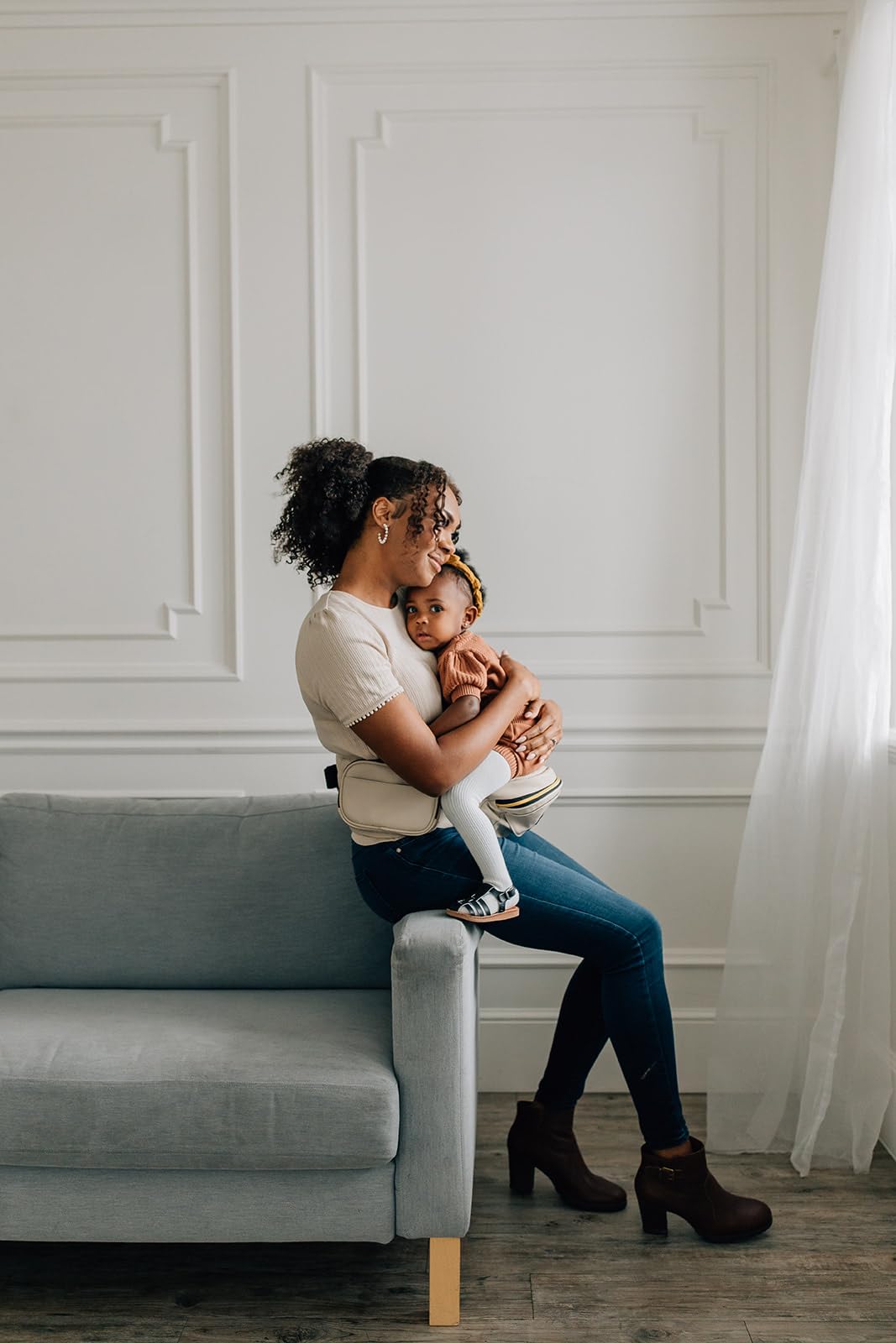 Tushbaby™ Cangurera Ergonómica para Bebé con Soporte de Cadera, 0-36 Meses, Hasta 20.5 kg, Piel Vegana (Crema)