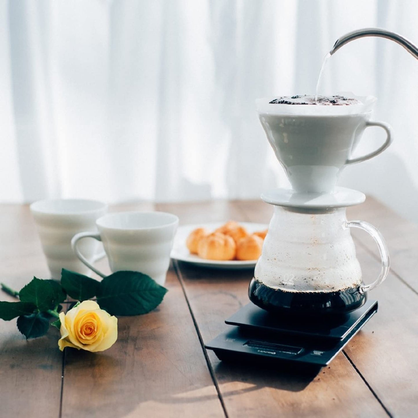 Hario V60 - Cafetera de cerámica para verter sobre cono tamaño 01, color blanco