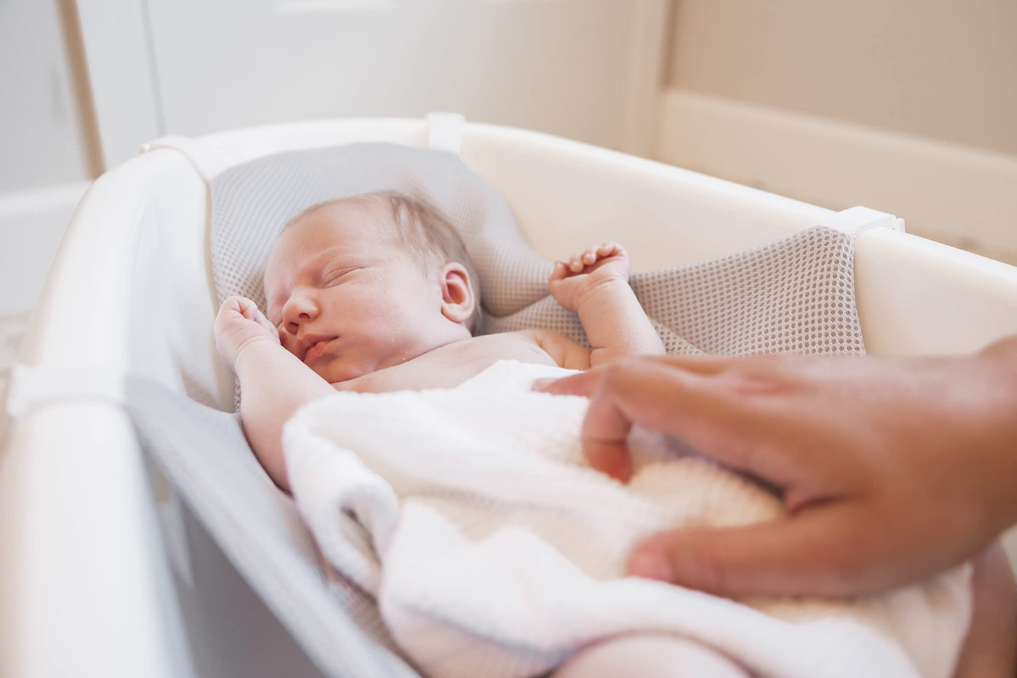 Regalo Baby Basics - tina 3 en 1 Grow with Me, marca galardonada, ajustable a medida que tu bebé crece, incluye correa de malla de aire acolchada de espuma, gancho de secado